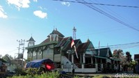 Inilah Masjid Nurul Falah yang berusia hampir dua abad. Didirikan tahun 1821, masjid ini tetap kokoh berdiri dan menjadi saksi sejarah penyebaran Islam di Maros. (Bakrie/detikTravel)
