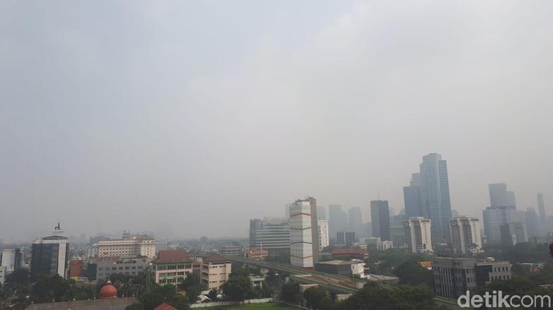 Penampakan Kabut yang Selimuti Jakarta Hari Ini