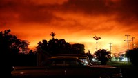 Cahaya dari lava gunung Kilauea seperti mentari di waktu pajar. REUTERS/Terray Sylvester.