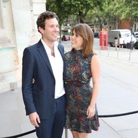 Para putri di kerajaan Inggris hampir selalu memilih gaun di bawah lutut dan memakai stocking warna kulit untuk menutupi kaki. Tidak dengan Eugenie yang memakai gaun sleeveless dan rok pendek untuk acara musim panas. Foto: Dok. Getty Images