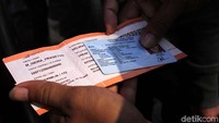 Data di tiket dicocokkan dengan data di KTP.