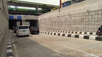 Foto: Pantauan detikcom, Minggu (3/5/2018) pukul 13.47 WIB, coretan yang sebelumnya banyak terdapat di jalur arah Mampang menuju Kuningan, kini sudah tak terlihat lagi. (Yuni-detikcom)