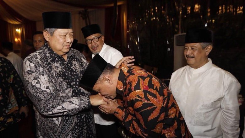 Cium Tangan SBY, Gatot: Sudah Seperti Orang Tua Saya