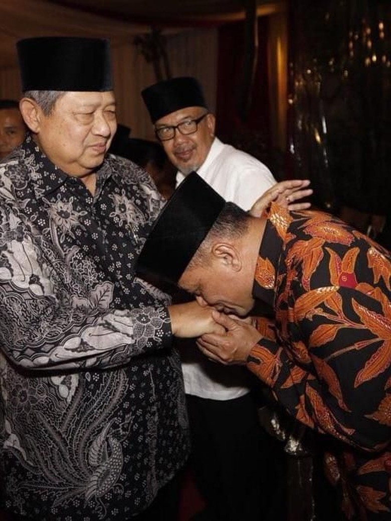Ragam Makna di Balik Momen Cium Tangan Gatot ke SBY Ragam Makna di Balik Momen Cium Tangan Gatot ke SBY