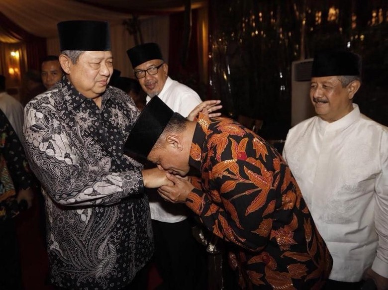 Gatot Cium Tangan SBY, PDIP: Minta Pangestu untuk Nyapres Gatot Cium Tangan SBY, PDIP: Minta Pangestu untuk Nyapres