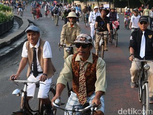 Foto: Barisan Ontel Jadul Turut Memeriahkan Hari Sepeda Sedunia