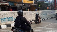Underpass Mampang-Kuningan menjadi coreng moreng. Padahal sebelumnya tembok di sini bersih. Underpass ini juga tergolong baru.