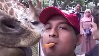 Aduh geli nggak sih lihat ini? Lucky sengaja menaruh makanan di mulutnya agar bisa disantap J Foto: instagram @luckyhakimofficial