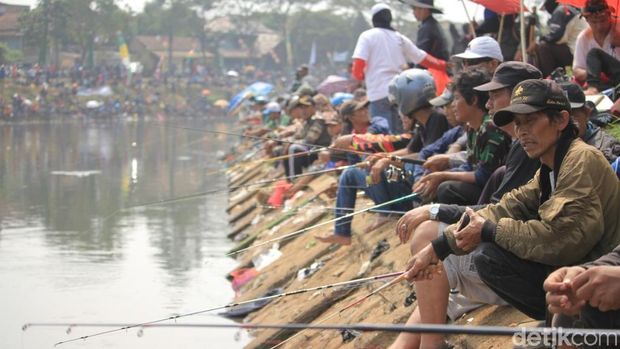 Geger, Mayat Laki-laki Terkail Pancingan Warga di Sungai Citarum