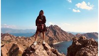 Bahkan dia enggak takut lho untuk mendaki setinggi itu. Awas jatuh! (Foto: Instagram/sitibadriah)