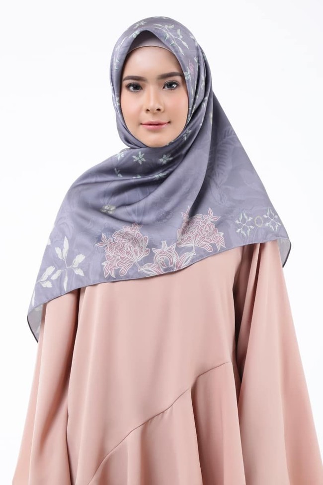 Desainer yang juga terkenal dengan desain scarfnya adalah Ria Miranda. Kali ini, Ria berkolaborasi dengan e-commerce HIJUP membuat koleksi bernama Senjakala. Salah satu scarf berunansa abu dibandrol seharga Rp 425.000. Foto: Dok. Instagram