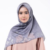 Desainer yang juga terkenal dengan desain scarfnya adalah Ria Miranda. Kali ini, Ria berkolaborasi dengan e-commerce HIJUP membuat koleksi bernama Senjakala. Salah satu scarf berunansa abu dibandrol seharga Rp 425.000. Foto: Dok. Instagram