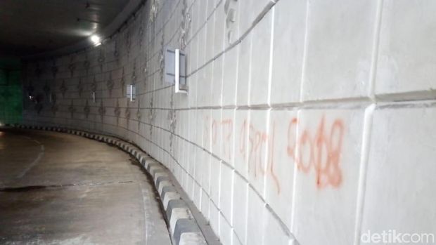 Underpass Matraman juga Dikotori Coretan 'SOTR'
