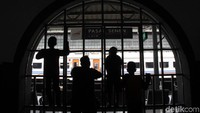 Anak-anak melihat kereta yang akan membawa pemudik ke kampung halaman.