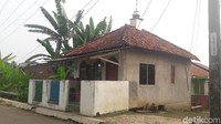 Foto: Musala tampak sebagian dicat warna putih dan sebagian lagi tidak dicat. (Farhan-detikcom)