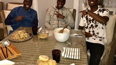 Pesepak Bola Muslim dari MU, Paul Pogba Ternyata Suka Berpose Seru dengan Makanan