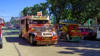 Selain warnanya yang mencolok, Di kaca Jeepney juga tertulis kemana jurusan angkot mirip oplet Si Doel itu. Foto: Tourism in Phillipines