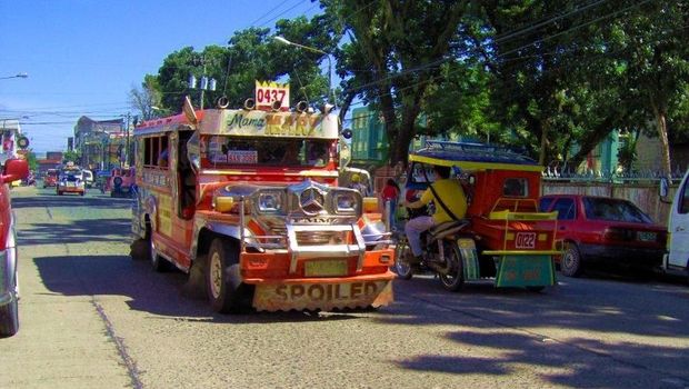 Jeepney di jalanan Manila
