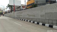 Foto: Pasukan oranye membersihkan coretan itu sejak pukul 07.00 WIB. (Yuni-detikcom)