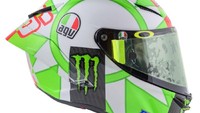 Motif SoleLuna atau Matahari dan Bulan yang menjadi ciri khas Rossi masih terpampang di helmnya. Bagian mataharinya ia beri warna putih dipadu warna latarnya hijau. (Foto: Twitter @AGVHelmets)