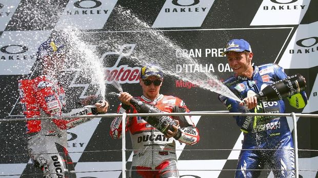 Valentino Rossi dan Jorge Lorenzo berada dalam posisi tiga besar di MotoGP Italia 2018.