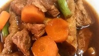 Semur daging racikan @ala_lia_gallery ini merupakan perpaduan antara sop dan semur. Tekstur kuah semur lebih ringan, dengan potongan wortel dan buncis manis untuk menambah rasa semur. Foto: Instagram