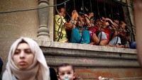 Sejumlah anak-anak warga desa Khuuza ikut melihat pemakaman Razan dari balik teralis.  (Foto: dok. Reuters)