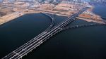 Melaju Tanpa Hambatan di Jembatan Tol Atas Laut Terpanjang di Dunia