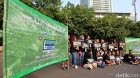 Spanduk besar berwarna hijau dipasang untuk menarik perhatian peserta Car Free Day.