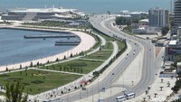 Foto: Pemandangan di Dagustu Park. Dari taman ini, bisa dilihat keindahan Kota Baku dari ketinggian. Pemandangannya gedung dan Danau Laut Kaspia (Nograhany/detikTravel)