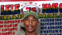Pelantun lagu Happy ini disulap jadi penjual pecel lele Lamongan di pinggir jalan! Pesen apa mas, mbak? tulis Indra. Foto: Instagram indra.hakim