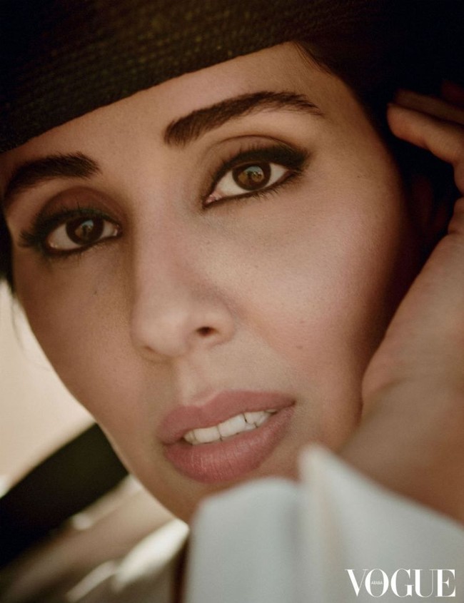 Isu mengenai wanita yang menyetir di Arab dulu sungguh sensitif. Dikutip dari BBC, kabarnya banyak wanita yang memperjuangan hak menyetir malah berujung di penjara. Atas segala perjuangan itu, banyak yang menganggap Hayfa tak layak mewakili para aktivis wanita di cover Vogue. Foto: Dok. Vogue Arabia