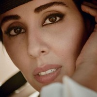 Isu mengenai wanita yang menyetir di Arab dulu sungguh sensitif. Dikutip dari BBC, kabarnya banyak wanita yang memperjuangan hak menyetir malah berujung di penjara. Atas segala perjuangan itu, banyak yang menganggap Hayfa tak layak mewakili para aktivis wanita di cover Vogue. Foto: Dok. Vogue Arabia