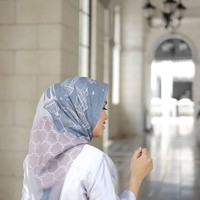 Salah satu merek lokal yang fokus menjual hijab motif adalah Buttonscarves. Ia pun merilis koleksi lebaran dan menjualnya hingga ke Malaysia dan Brunei Darussalam. Harga hijab ini berkisar Rp 395.000. Foto: Dok. Instagram
