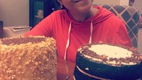 Sudah berusia 51 tahun, Ruth Sahanaya tetap eksis di dunia tarik suara. Ia pun tak ragu menyantap manisnya dua kue tart besar. Foto: Instagram @mamauthe