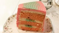 Selain klepon, kue rasa pisang ijo juga populer nih. Masih di AMKC Atelier, @natel17 mencicip kue cantik berwarna pink hijau ini. Duh, kebayang deh segarnya es pisang ijo dalam sepotong cake. Foto: Instagram