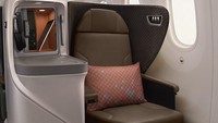Penampakan kelas bisnis di armada Boeing 787-10 Dreamliner terbaru milik Singapore Airlines. Bahan bangkunya serupa dengan mobil mewah dan yacht (Singapore Airlines)