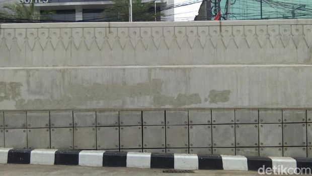 Pasukan Oranye Beraksi, Underpass Mampang Bersih Lagi dari Coretan