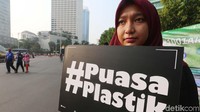 Mereka membuat tagar #puasaplastik.