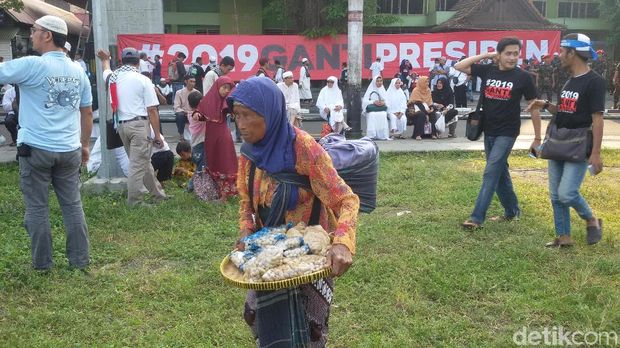 Spanduk #2019 Ganti Presiden Terpasang di Alun-Alun Yogya