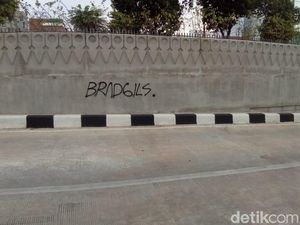 Underpass Matraman juga Dikotori Coretan SOTR