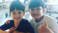 Kali ini Aminah makan bareng sang kakak, Alwi Assegaf. Ada sepiring nasi hingga seporsi french fries di sana. Kakak beradik turunan Arab Jepang ini memang berwajah imut menggemaskan! Foto: Instagram aminahyoshidaassegaf