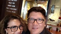 Meski sudah menikah sejak 24 tahun, Ruth dan sang suami,  Jeffry Waworuntu masih terlihat mesra dan sering makan bersama. Foto: Instagram @mamauthe