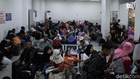 Suasana di ruang tunggu Stasiun Senen.
