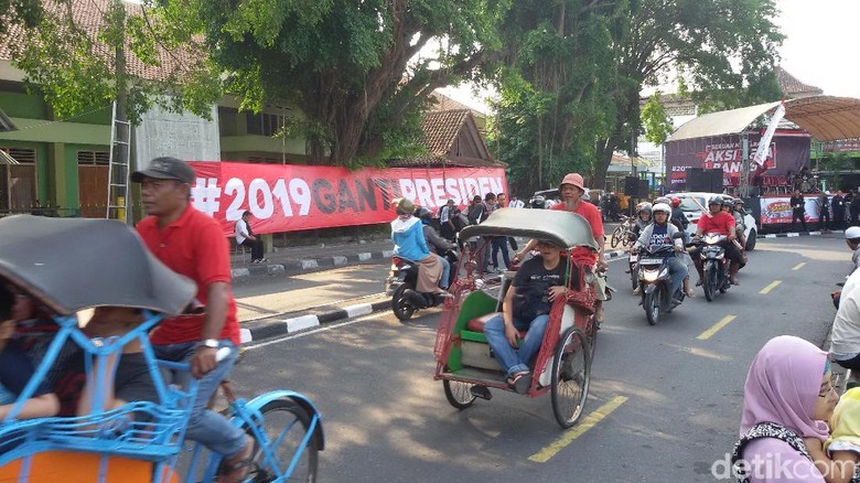 Ada Aksi, Spanduk #2019GantiPresiden Digelar di Alun-Alun Yogya Ada Aksi, Spanduk #2019GantiPresiden Digelar di Alun-Alun Yogya