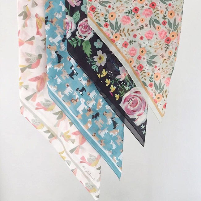 Beberapa ilustrator juga mengeluarkan scarf dengan corak yang lebih playful. Salah satunya adalah Dita W. Yolashasanti yang akrab disapa Ditut. Ia menggambar motif dengan cat air lalu mencetaknya melalui proses digital. Harganya berkisar antara Rp 125 ribu - 300 rb tergantung ukuran. Foto: Dok. Instagram