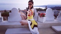 Sedang berada di Italia, Ratu pun pamerkan sepotong pizza yang nikmat. Foto: Instagram @allaboutfelisha