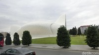 Foto: Di Baku banyak gedung dengan model yang unik dan kontemporer menyembul (Nograhany/detikTravel)