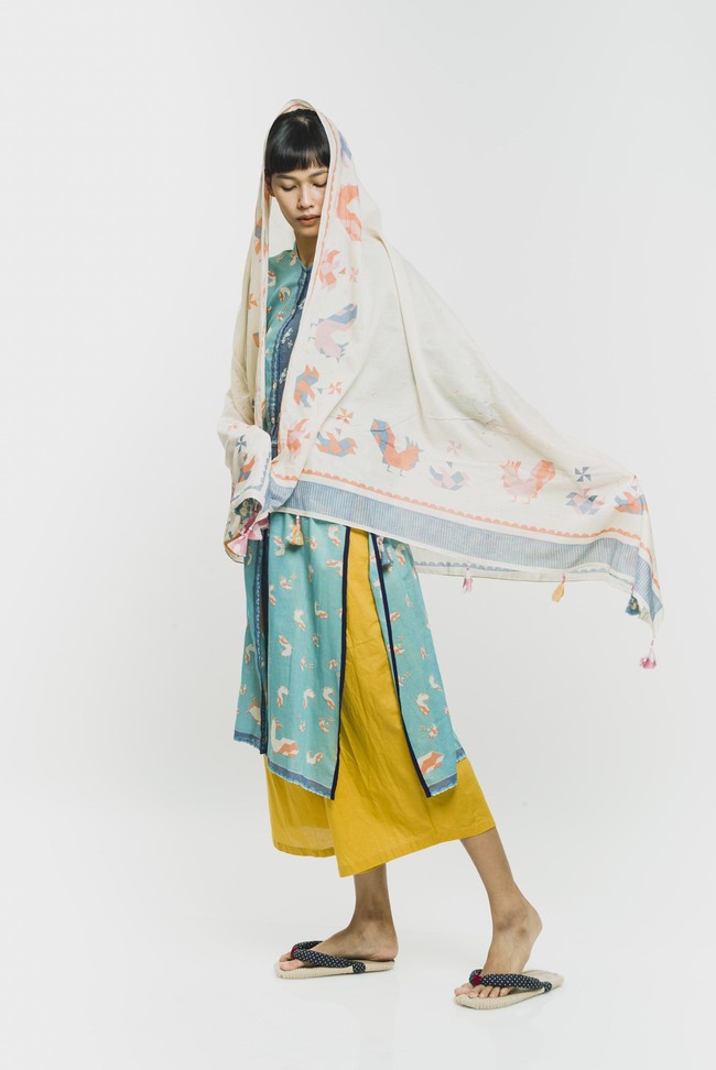 Brand lokal populer Sejauh Mata Memandang juga menjual selendang bermotif. Ia kembali mengeluarkan motif ayam jago yang menjadi ciri khasnya, dengan warna pastel yang cocok dipakai di Hari Raya. Selendang ini dijual seharga Rp 635.000 Foto: Dok. Instagram