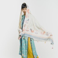 Brand lokal populer Sejauh Mata Memandang juga menjual selendang bermotif. Ia kembali mengeluarkan motif ayam jago yang menjadi ciri khasnya, dengan warna pastel yang cocok dipakai di Hari Raya. Selendang ini dijual seharga Rp 635.000 Foto: Dok. Instagram